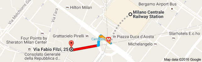 Helppoa kuon heinän teko, kun tulet Stazione Centralen pääovasta ulos. Malpensa Shuttlen pysäkki sijaitsee kuvassa rautatieaseman vasemmalla puolella noin puolivälissä asemarakennusta.