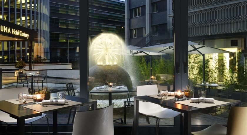 Viihtyisällä ulkoterassilla viihtyy niin päivä- kun ilta-aikaan. Photo UNA Hotel Century/Booking.com